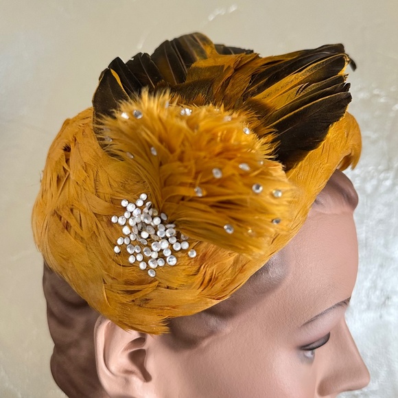 ENTHRALLING 1950s\' GOLD COLORED  FEATHER COCKTAIL HAT WITH FEATHER \